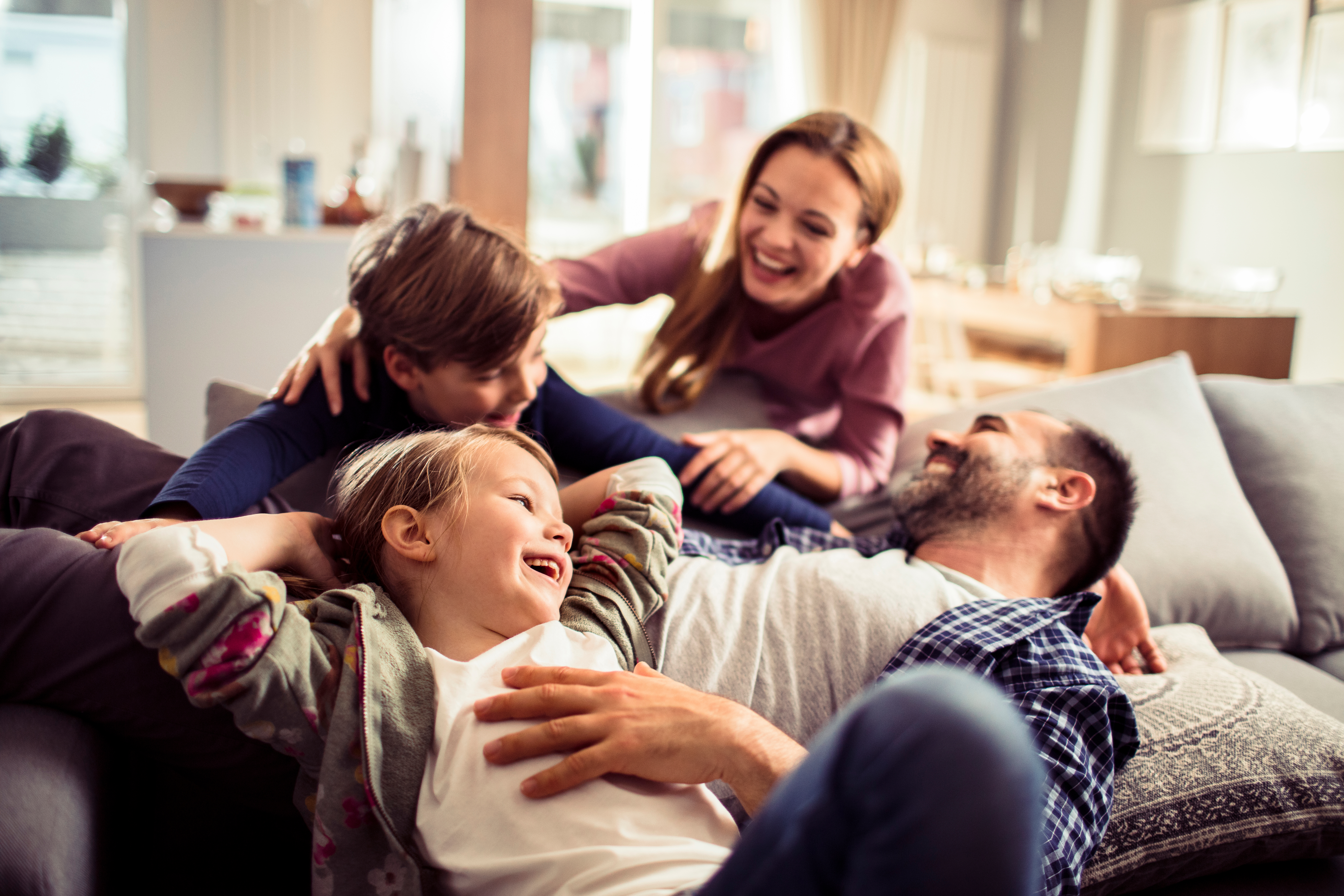 Família feliz no condomínio